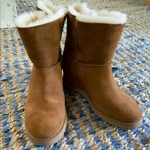 Ugg Classic Femme Toggle Boots! NWOT! Size 8 MSRP $180
